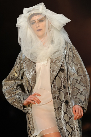Illustration for article titled Gothic Glamour At John Galliano